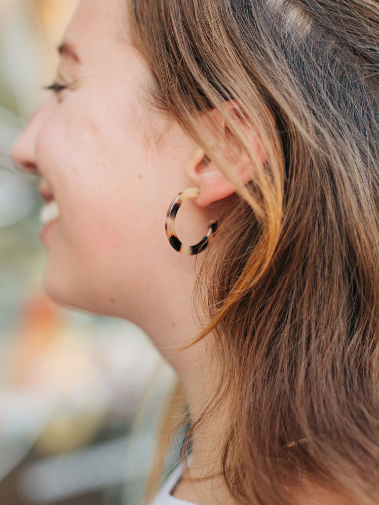 Medium Blonde Tortoise Hoop Earrings